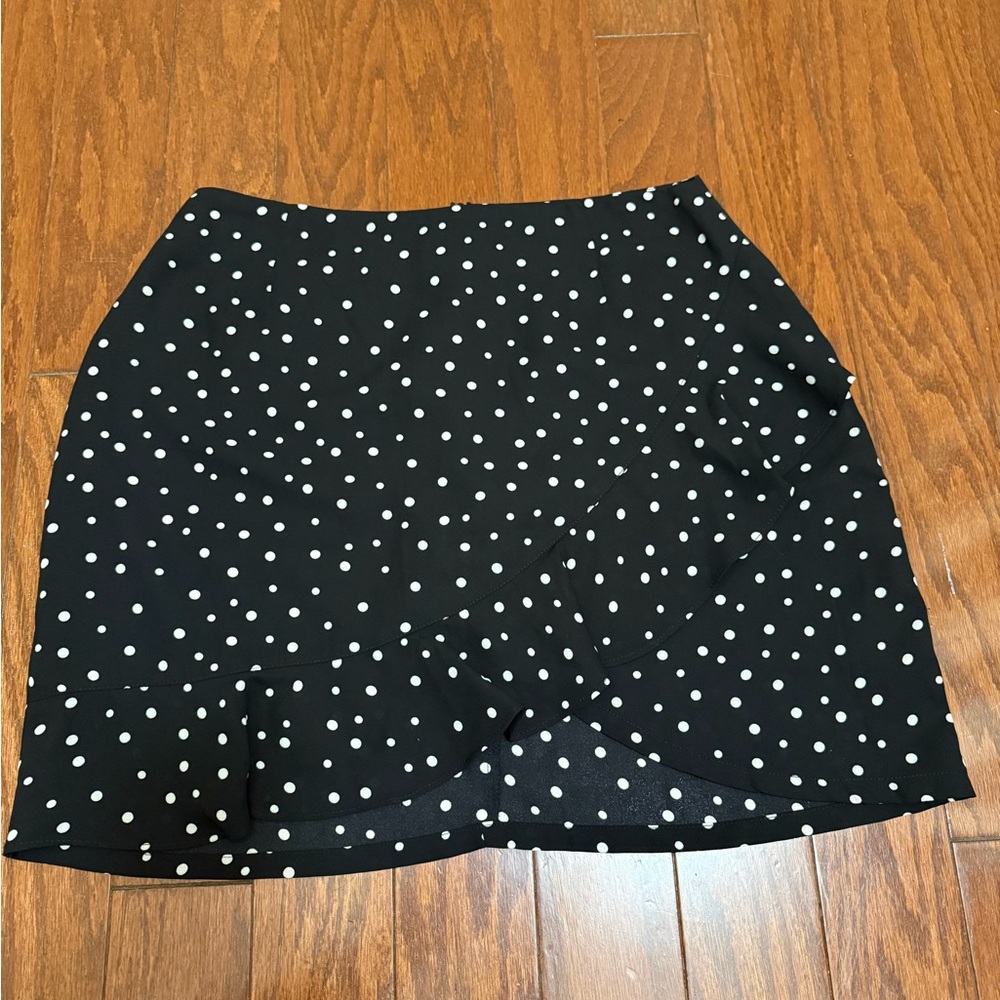 B.B. Dakota Ruffle Polka Dot Mini Skirt Size Medium Black And White‎